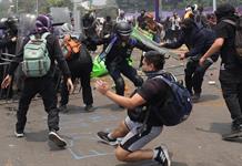 La jornada inaugural del Mundial en México deja 19 detenidos y 11 policías heridos La jornada inaugural del Mundial en México deja 19 detenidos y 11 policías heridos