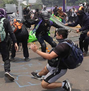 La jornada inaugural del Mundial en M&eacute;xico deja 19 detenidos y 11 polic&iacute;as heridos