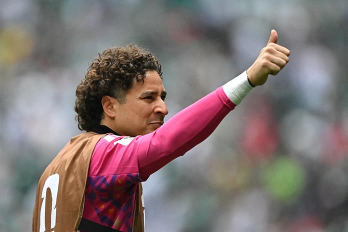 El mexicano Memo Ochoa celebra su histórico récord de seis Copas del Mundo El mexicano Memo Ochoa celebra su histórico récord de seis Copas del Mundo