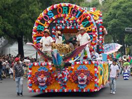 La fiesta continúa en Ciudad de México con un desfile mundialista multitudinario La fiesta continúa en Ciudad de México con un desfile mundialista multitudinario