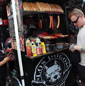 Mercado mexicano La Lagunilla recibe el Mundial entre men&uacute;s en ingl&eacute;s y d&eacute;cadas de folclor