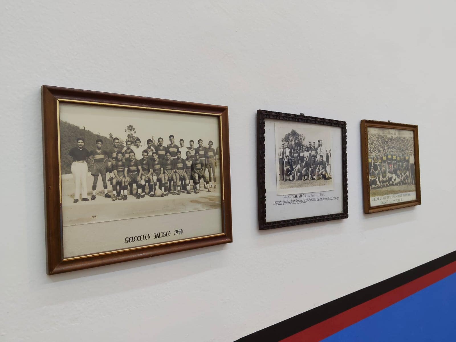 Lejos de la mercadotecnia del fútbol global exponen el “Polvo llanero” en el Museo Cabañas Lejos de la mercadotecnia del fútbol global exponen el “Polvo llanero” en el Museo Cabañas