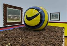 Lejos de la mercadotecnia del fútbol global exponen el “Polvo llanero” en el Museo Cabañas Lejos de la mercadotecnia del fútbol global exponen el “Polvo llanero” en el Museo Cabañas