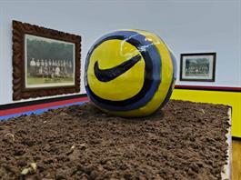 Lejos de la mercadotecnia del f&uacute;tbol global exponen el "Polvo llanero" en el Museo Caba&ntilde;as