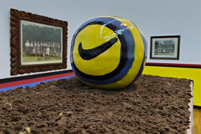 Lejos de la mercadotecnia del fútbol global exponen el “Polvo llanero” en el Museo Cabañas Lejos de la mercadotecnia del fútbol global exponen el “Polvo llanero” en el Museo Cabañas