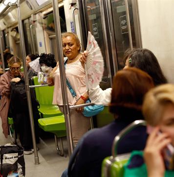 Vagoneras: las mujeres que desaf&iacute;an la limpieza social en el Metro de Ciudad de M&eacute;xico