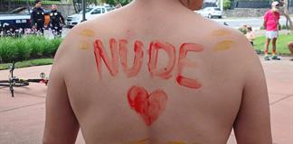Cumplieron 15 a&ntilde;os desnudos ante el tr&aacute;fico