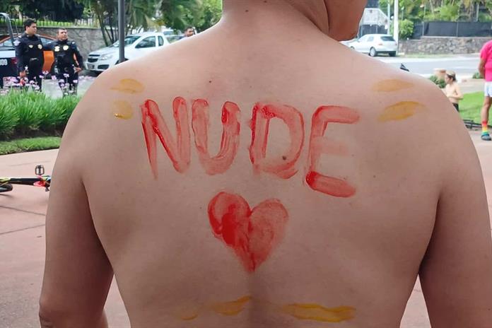 Cumplieron 15 años desnudos ante el tráfico Cumplieron 15 años desnudos ante el tráfico