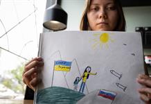 Prisión, separación y exilio: padre e hija rusos marcados por un dibujo antiguerra