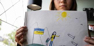 Prisión, separación y exilio: padre e hija rusos marcados por un dibujo antiguerra