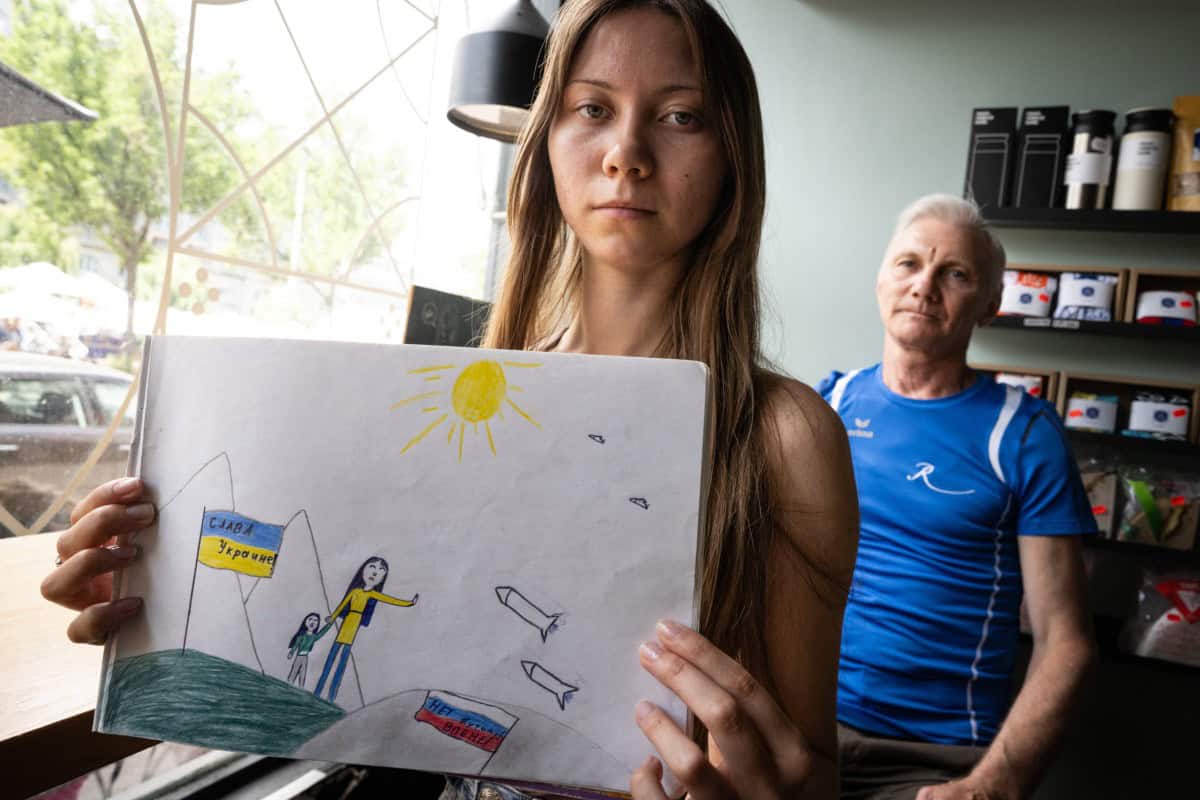 Prisión, separación y exilio: padre e hija rusos marcados por un dibujo antiguerra