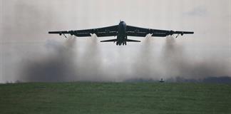 Se presume que ocho personas murieron en accidente de bombardero en base de EEUU Se presume que ocho personas murieron en accidente de bombardero en base de EEUU