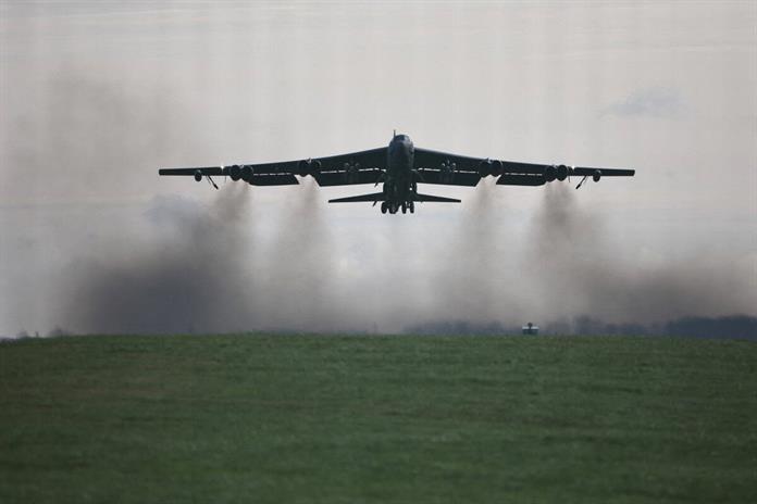 Se presume que ocho personas murieron en accidente de bombardero en base de EEUU Se presume que ocho personas murieron en accidente de bombardero en base de EEUU