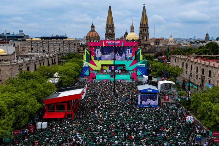 Reportan 113 casos de deshidratación en Fan Fest; no está techado para destacar la Catedral Reportan 113 casos de deshidratación en Fan Fest; no está techado para destacar la Catedral