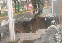 Socavón de grandes dimensiones provoca cierres en López Mateos Sur