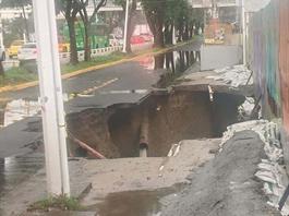 Socav&oacute;n de grandes dimensiones provoca cierres en L&oacute;pez Mateos Sur