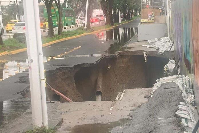 Socavón de grandes dimensiones provoca cierres en López Mateos Sur Socavón de grandes dimensiones provoca cierres en López Mateos Sur