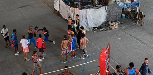 Familias sin hogar sobreviven en un gimnasio en medio de la crisis en Cuba