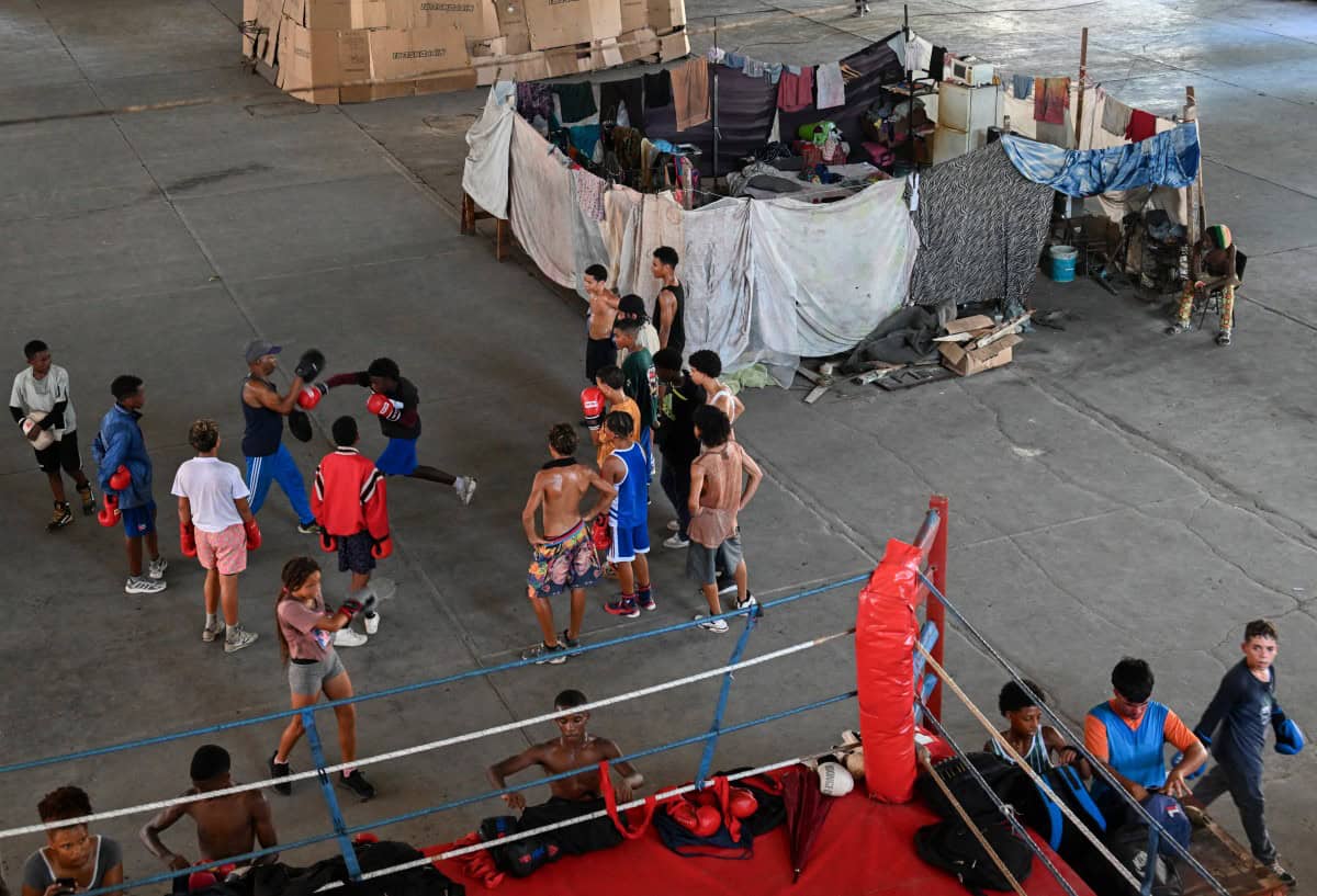 Familias sin hogar sobreviven en un gimnasio en medio de la crisis en Cuba