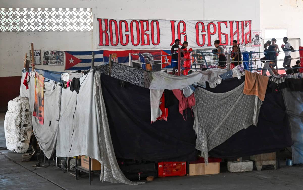 Familias sin hogar sobreviven en un gimnasio en medio de la crisis en Cuba