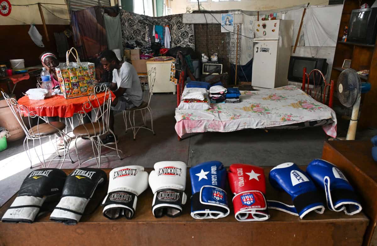 Familias sin hogar sobreviven en un gimnasio en medio de la crisis en Cuba
