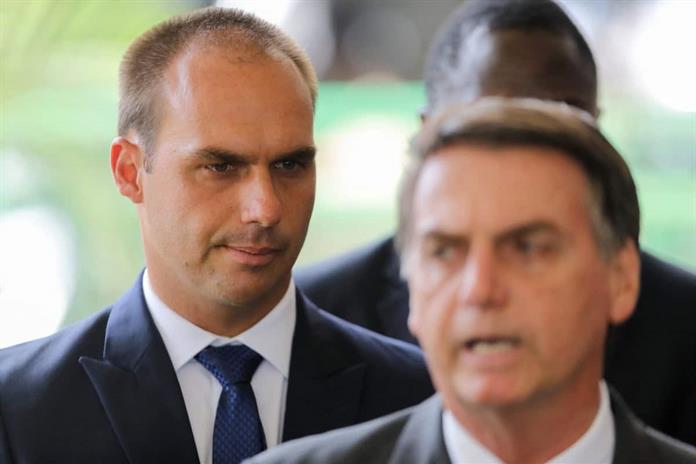 Un hijo de Bolsonaro condenado a cuatro años de cárcel en Brasil por hacer lobby por su padre en EEUU Un hijo de Bolsonaro condenado a cuatro años de cárcel en Brasil por hacer lobby por su padre en EEUU