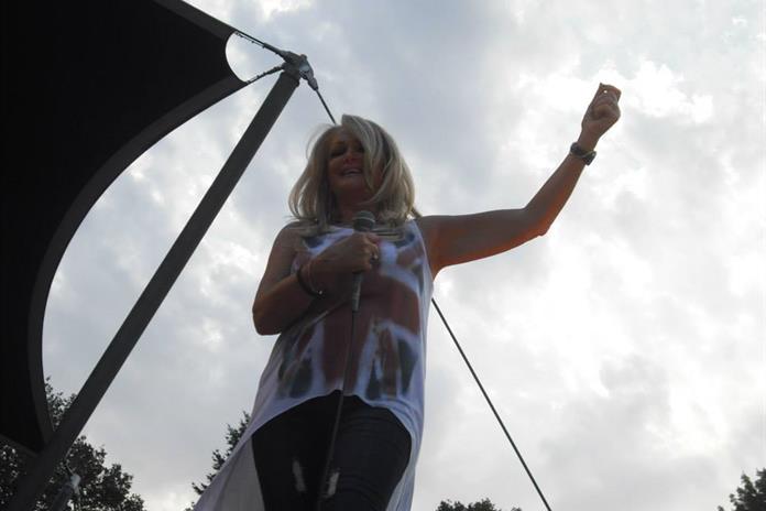 La cantante Bonnie Tyler salió del coma inducido La cantante Bonnie Tyler salió del coma inducido