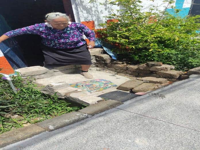 Carretera a Chapala pone en riesgo vivienda; familia teme derrumbe