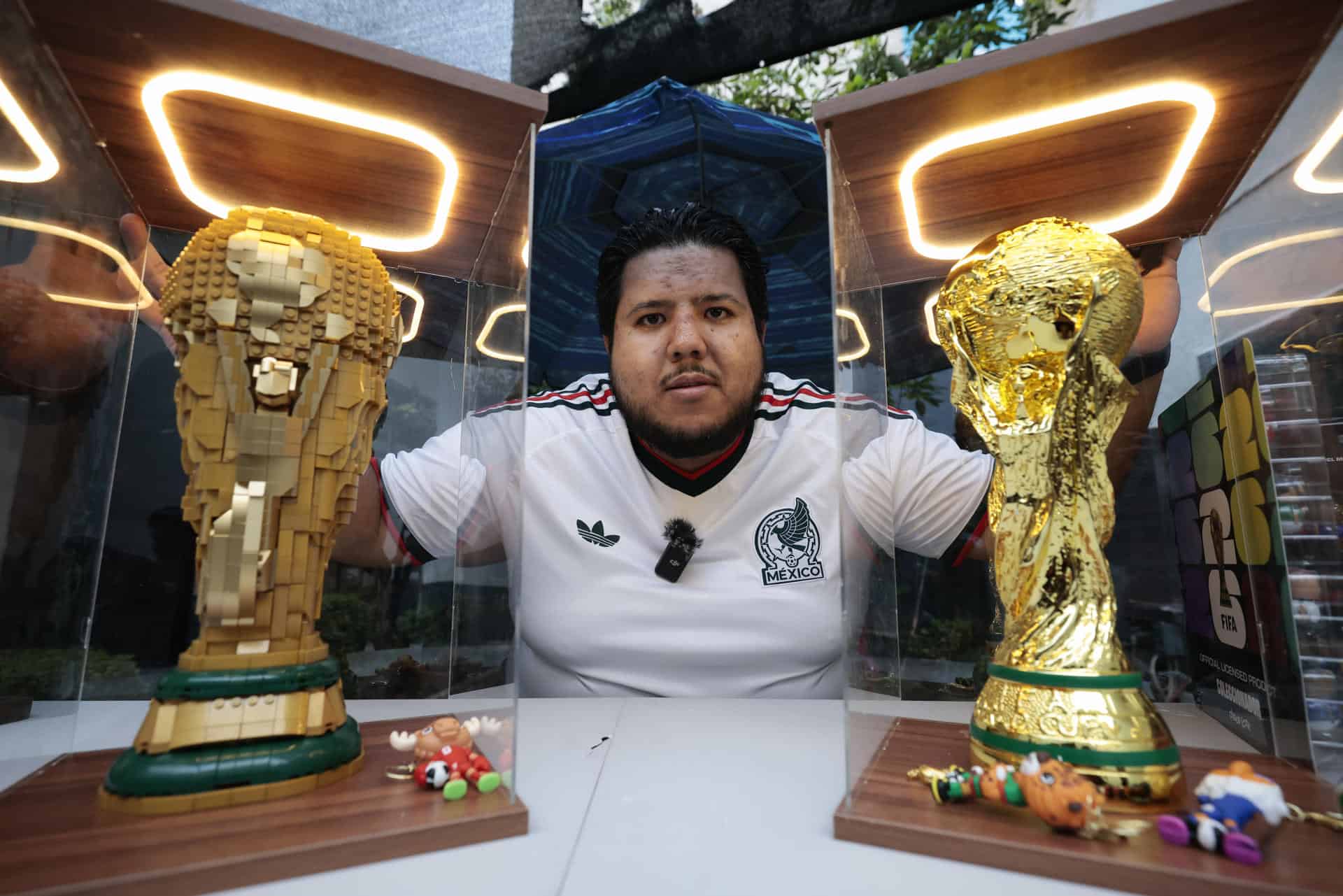 Un mexicano convirtió veinte años de espera por el Mundial en una colección de recuerdos Un mexicano convirtió veinte años de espera por el Mundial en una colección de recuerdos