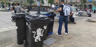 Vecinos y comerciantes quieren que los botes de basura del Mundial se queden de forma permanente Vecinos y comerciantes quieren que los botes de basura del Mundial se queden de forma permanente