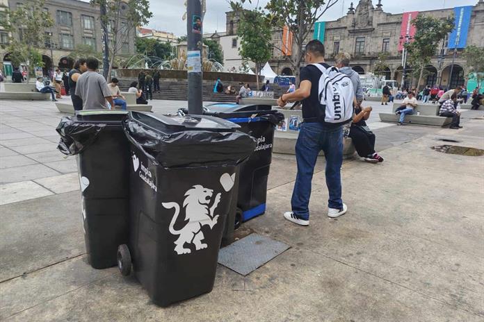 Vecinos y comerciantes quieren que los botes de basura del Mundial se queden de forma permanente Vecinos y comerciantes quieren que los botes de basura del Mundial se queden de forma permanente