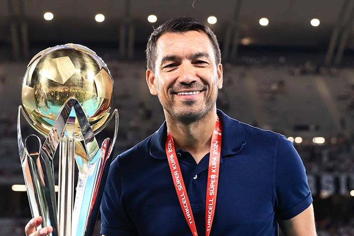 Feyenoord nombra a Van Bronckhorst como nuevo entrenador Feyenoord nombra a Van Bronckhorst como nuevo entrenador