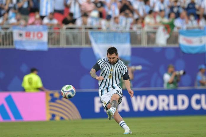 Messi arranca como titular su sexto Mundial con Argentina y Lautaro Messi arranca como titular su sexto Mundial con Argentina y Lautaro