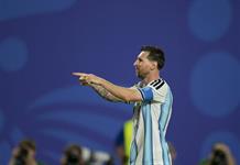 Messi pone al mundo a sus pies, Ronaldo debuta en el Mundial Messi pone al mundo a sus pies, Ronaldo debuta en el Mundial