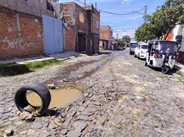 El SIAPA acude a revisar socavón en Tonalá... y olvida repararlo El SIAPA acude a revisar socavón en Tonalá... y olvida repararlo