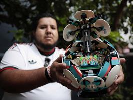 Un mexicano convirtió veinte años de espera por el Mundial en una colección de recuerdos Un mexicano convirtió veinte años de espera por el Mundial en una colección de recuerdos