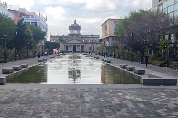 Adoquines del espejo de agua presentan fracturas tras intervención de más de 20 millones de pesos Adoquines del espejo de agua presentan fracturas tras intervención de más de 20 millones de pesos