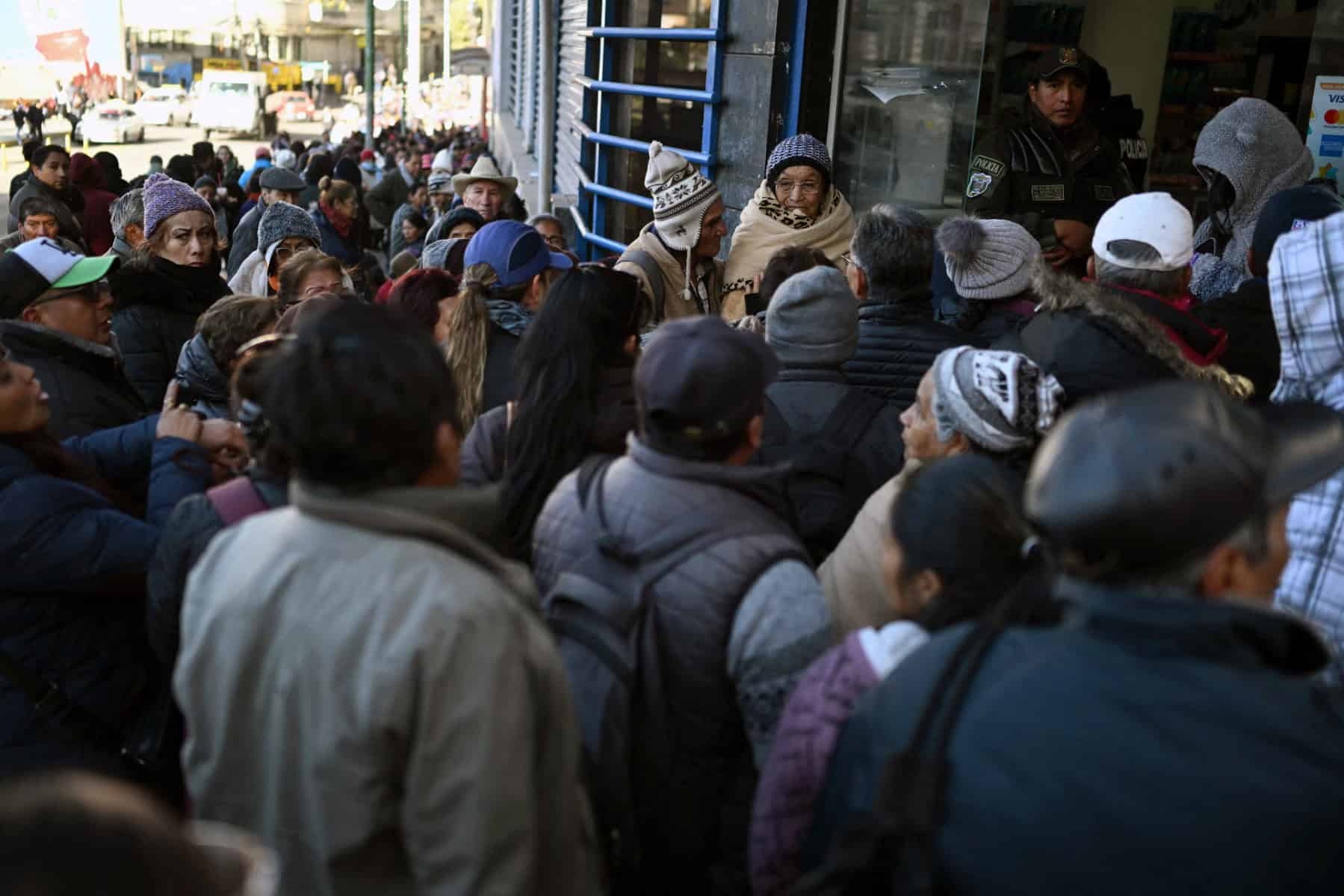 Con ponchos y wiphalas, campesinos decididos a soportar la protesta en Bolivia Con ponchos y wiphalas, campesinos decididos a soportar la protesta en Bolivia