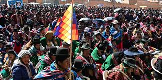 Con ponchos y wiphalas, campesinos decididos a soportar la protesta en Bolivia Con ponchos y wiphalas, campesinos decididos a soportar la protesta en Bolivia