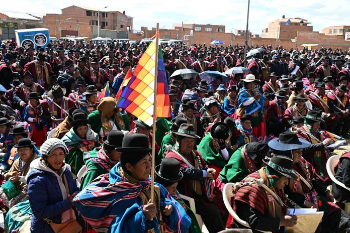 Con ponchos y wiphalas, campesinos decididos a soportar la protesta en Bolivia Con ponchos y wiphalas, campesinos decididos a soportar la protesta en Bolivia