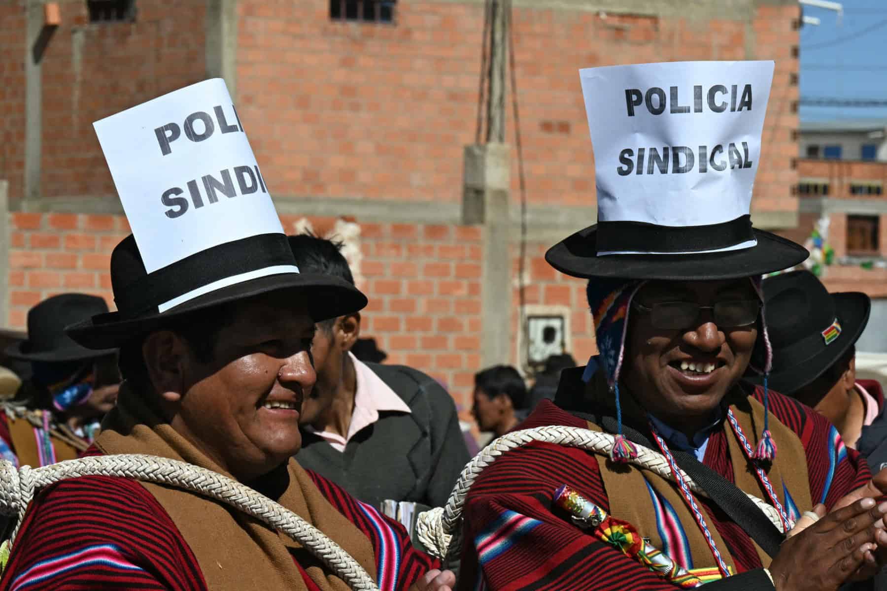 Con ponchos y wiphalas, campesinos decididos a soportar la protesta en Bolivia Con ponchos y wiphalas, campesinos decididos a soportar la protesta en Bolivia