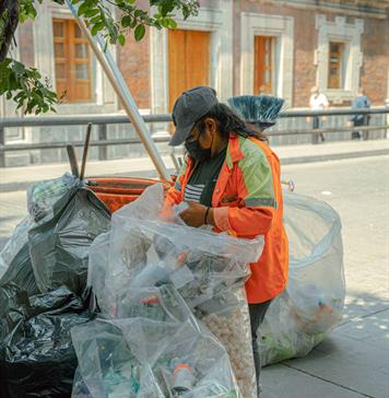 Toneladas de basura inundan Ciudad de México tras el triunfo de la selección Toneladas de basura inundan Ciudad de México tras el triunfo de la selección