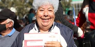 Entregan tarjetas del Banco del Bienestar a nuevos beneficiarios de pensiones