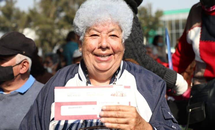 Entregan tarjetas del Banco del Bienestar a nuevos beneficiarios de pensiones Entregan tarjetas del Banco del Bienestar a nuevos beneficiarios de pensiones