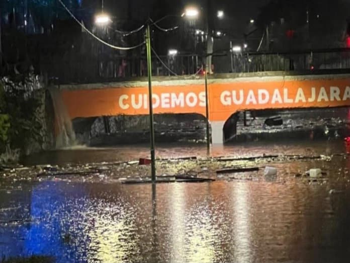 SIAPA dejó sin desazolvar más de la mitad de bocas de tormenta antes del temporal SIAPA dejó sin desazolvar más de la mitad de bocas de tormenta antes del temporal