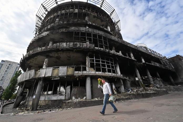 Bombardeos rusos en Ucrania dejan tres muertos, entre ellos una niña de 8 años Bombardeos rusos en Ucrania dejan tres muertos, entre ellos una niña de 8 años