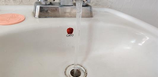 Denuncian agua turbia y hasta con gusanos en Tlaquepaque