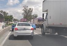 Volcadura de tráiler en carretera a Nogales colapsa la movilidad en la metrópoli