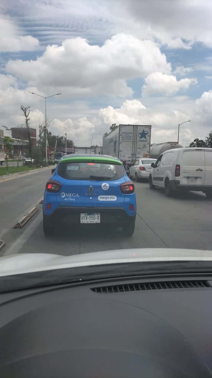 Volcadura de tráiler en carretera a Nogales colapsa la movilidad en la metrópoli