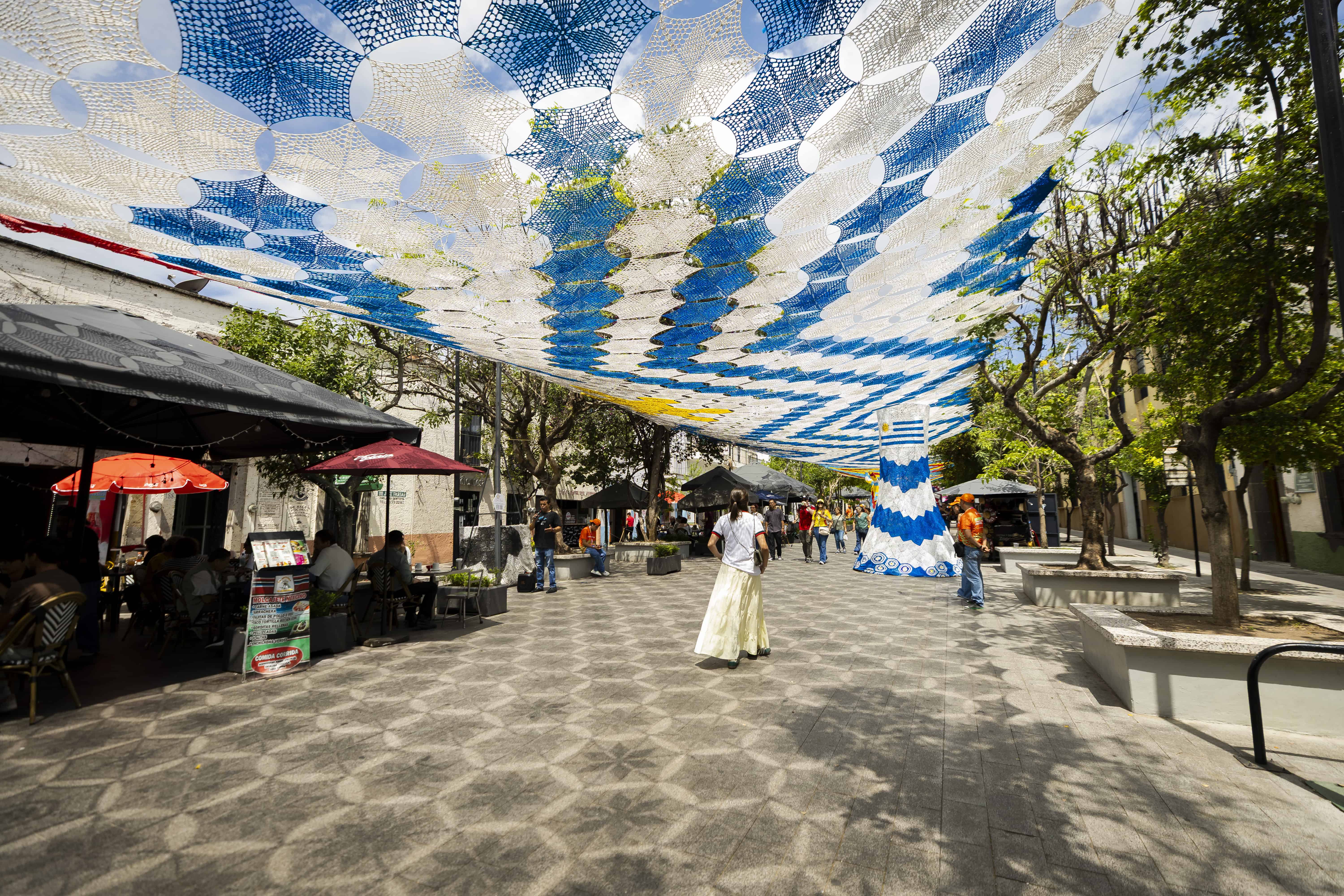 Artesanas jaliscienses tejen cielo de Mundial de fútbol en Zapopan